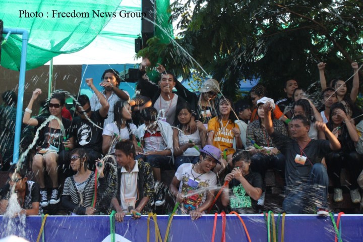 သၾကၤန္အတက္ေန ့မနက္ပိုင္းတြင္ ကန္ေတာ္ႀကီး ကန္ပတ္လမ္းဥ္ လည္ပတ္ေနသူမ်ား
