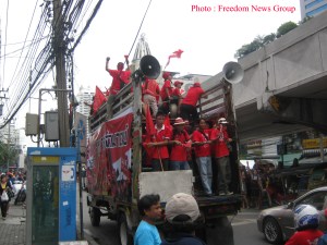 ေရြးေကာက္ပြဲ ေကာ္မရွင္ ရံုးသို ့ယေန ့မနက္ ဆႏၵျပသူမ်ား ခ်ီတက္သြားစဥ္