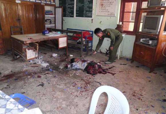 ဗံုးကြဲၿပီးေနာက္ စစ္တပ္ေရာက္ရွိလာၿပီ စခန္းတြင္းမွ ရဲ၀န္ထမ္း မ်ားအားအက်ယ္ခ်ဳပ္ခ်ထားသည္ ဟု သိရသည္။ ပံုတြင္ အေသခံ ဗံုးခြဲသူ တစ္ဦး အား စစ္သား တစ္ဦးက ၾကည့္ရႈေနစဥ္ ဓာတ္ပံု- Hanthawady Sky News