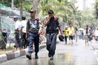 ယမန္ေန ့က ဗံုးေပါက္ကြဲခဲ့ေသာ္လည္း အသႀကၤန္ အတက္ေန ့ကျပန္လည္ေရကစားေနသည့္ X20 မ႑ပ္ ဓာတ္ပံု-ရိုက္တာ ယမန္ေန ့က ဗံုးေပါက္ကြဲခဲ့ေသာ္လည္း အသႀကၤန္ အတက္ေန ့ကျပန္လည္ေရကစားေနသည့္ X20 မ႑ပ္ ဓာတ္ပံု-ရိုက္တာ