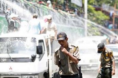 အတက္ေန ့က ျပန္လည္ေရကစားေနစည့္ X20 မ႑ပ္ ဓာတ္ပံု-ရိုက္တာ