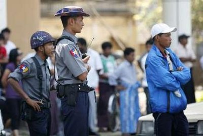 သႀကၤန္အတက္ေန ့က X20 မ႑ပ္ေရွ ့တြင္ ေရကစားမႈျပဳလုပ္ေနစဥ္ ေစာင့္ၾကည့္ေနသည့္ တာ၀န္က် လံုၿခံဳေရးတပ္ဖြဲ ့၀င္မ်ား ဓာတ္ပံု-ေအပီ