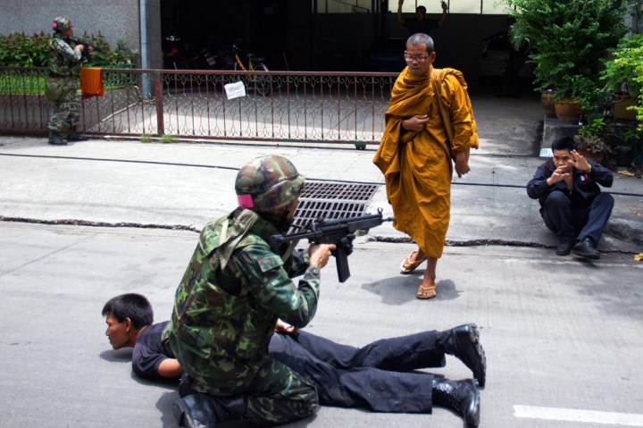 ထိုင္းစစ္တပ္က လံုမဏီ ပန္းၿခံအား ၿဖိဳခြင္းမႈတြင္ ငါးဦးေသဆံုး၍ တစ္ရာေက်ာ္ဒဏ္ရာရ က ဆႏၵျပသူ ႏွစ္ရာ ေက်ာ္အားဖမ္းဆီးထားသည္ (Photo by Athit Perawongmetha/Getty Images) ထိုင္းစစ္တပ္က လံုမဏီ ပန္းၿခံအား ၿဖိဳခြင္းမႈတြင္ ငါးဦးေသဆံုး၍ တစ္ရာေက်ာ္ဒဏ္ရာရ က ဆႏၵျပသူ ႏွစ္ရာ ေက်ာ္အားဖမ္းဆီးထားသည္ (Photo by Athit Perawongmetha/Getty Images)