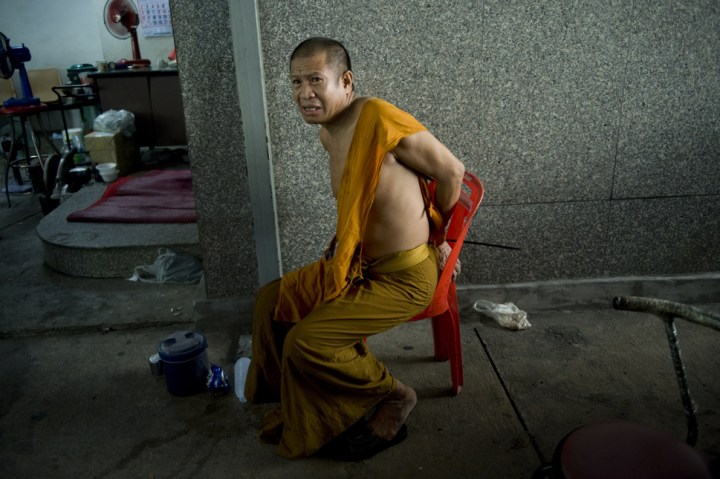 ေမတၱာပို ့သည့္ သံဃာေတာ္ တစ္ဦးထိုင္းစစ္တပ္က လက္ျပန္ႀကိဳးတုပ္ကာ ဖမ္းဆီးထားစဥ္ (Photo credit should read PEDRO UGARTE/AFP/Getty Images)