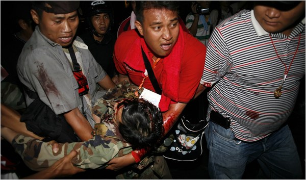 ဦးေခါင္းမွာ ေသနတ္ ဒဏ္ရာ ထိမွန္သြားတဲ့ ခတိၱယကို ေဆးရံုသို ့အေရးေပၚပို ့ေဆာင္ေနစဥ္ ဓာတ္ပံု-နယူးေယာက္တိုင္း