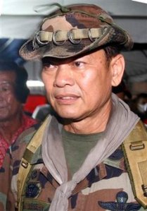 ဦးေခါင္းတြင္ျပင္းထန္သည့္ ေသနတ္ဒဏ္ရာေၾကာင့္ ကိုးမား ေခၚ သတိလစ္ေမ့ေမ်ာ သည့္ ေ၀ဒနာ ကို ခံစားေနရသည့္ ထိုင္းစစ္ဗိုလ္ခ်ဳပ္ႀကီးေဟာင္း ခတၱိယ REUTERS/Kerek Wongsa