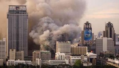 Central World Shopping Plaza မီးေလာင္ေနစဥ္ Photo ..Reuters