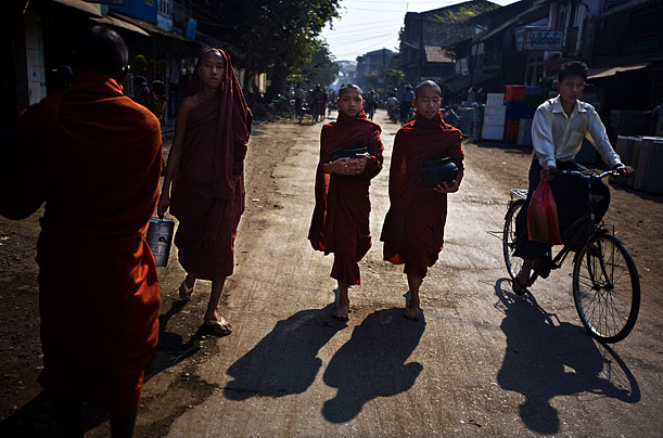 လယ္တီ ေက်ာင္းတိုက္ ကို မီးရႈိ ့ရန္ ႀကံစည္မႈေၾကာင့္ ႏိုင္ငံတ၀ွမ္းရွိ သံဃာေတာ္မ်ားမွာ၎ တို ့၏ ေက်ာင္းတိုက္မ်ား လံုၿခံဳေရး အတြက္ စိုးရိမ္ေနၾကသည္။ဓာတ္ပံု - Time Magazine