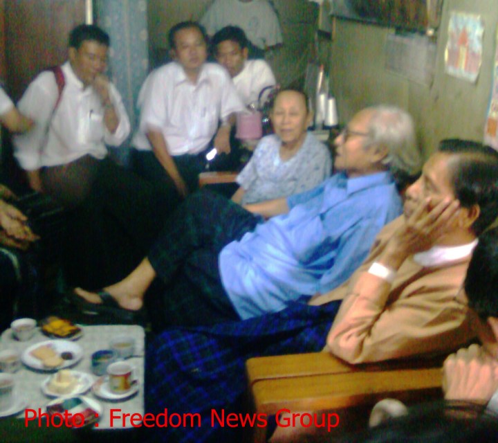 ႏိုင္ငံေရး အက်ဥ္းသားမိသားစုမ်ားအား သြာေရာက္ ေတြ ့ဆံု အားေပး ေနသည့္အမ်ိဳးသား ဒီမိုကေရစီ အဖြဲ ့ခ်ဳပ္ ေခါင္းေဆာင္မ်ား