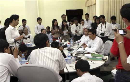 ပုဆိုးလွန္ မျပမွီ သတင္းစာရွင္း လင္းပြဲဥ္ ဤသို ့ေတြ ့ရစဥ္