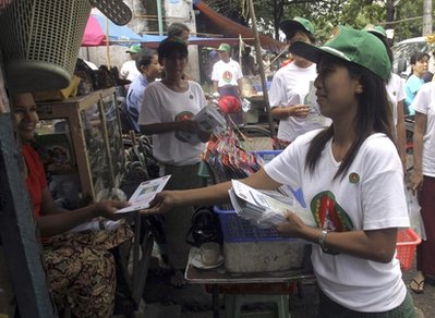 တစ္ႏိုင္ငံလံုးေရႀကီးေနေသာ္လည္းႀကံဖြံ ့က ျပည္သူ ့ဘ႑ာျဖင့္ မဲဆြယ္လို ့ေကာင္းေနသည္ ကို စေန ေန ့ကေတြ ့ရစဥ္ (AP Photo)