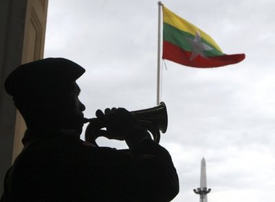 ရန္ကုန္ၿမိဳ ့ၿမိဳ ့ေတာ္ခန္းမေရွ ့မွ အလံသစ္တင္ အခမ္းအနား (AP Photo/Khin Maung Win)