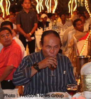 ႀကံ့ဖြံ ့ ပါတီ အတြက္ မဲဆြယ္ရင္း ေတာင္ဥကၠလာတြင္ ဗလီေဟာင္း ကို ျပန္ေဆာက္ေပးမည္ ဟု ကတိေပး မိရာမွ ေဒသခံျမန္မာ မ်ား ၏ ေဒါသ ကို ဆြေပး သလို ျဖစ္ေစခဲ့သည့္ ၿမိဳ ့ေတာ္၀န္ ေအာင္သိန္းလင္း (Myanmar I Report)မွ