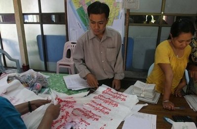 မဲရံု အခ်ိဳ ့တြင္ မသမာ မႈ မ်ား ရွိေနသည္ ဆိုသည့္ ရန္ကုန္ မဲေပးပြဲ ျမင္ကြင္း တစ္ခု မဲရံု အခ်ိဳ ့တြင္ မသမာ မႈ မ်ား ရွိေနသည္ ဆိုသည့္ ရန္ကုန္ မဲေပးပြဲ ျမင္ကြင္း တစ္ခု
