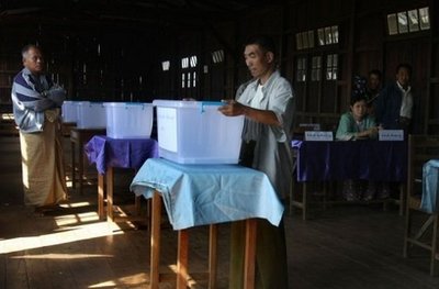 ယေန ့နံနက္ ၇ နာရီ တြင္ မဲရံုမ်ား မဖြင့္ လွစ္ခင္ မဲပံုးမ်ား ကို စစ္ေဆးေန သည့္ မဲရံုမႈးမ်ား
