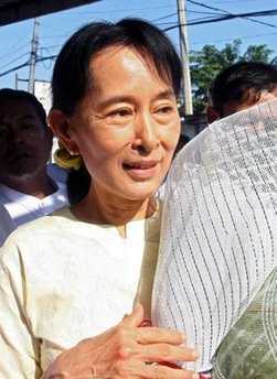 သားျဖစ္သူ အလာ ကို မိခင္က ပန္းစည္း ကိုင္ၿပီး ၾကိဳဆို