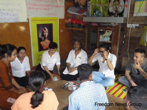ေတာင္ဒဂုံ ၿမိဳ႕နယ္ရွိ အမ်ိဳးသား ဒီမိုကေရစီအဖြဲ႕ခ်ဳပ္ (NLD) လူမႈ အေထာက္ အကူျပဳအဖြဲ႕ ၏ HIV/AIDS ႏွင့္ေနထိုင္သူမ်ား ေနရာ သို ့သြားေရာက္ ၾကည့္ရႈ အားေပးေနသည့္ အႏုပညာရွင္မ်ား