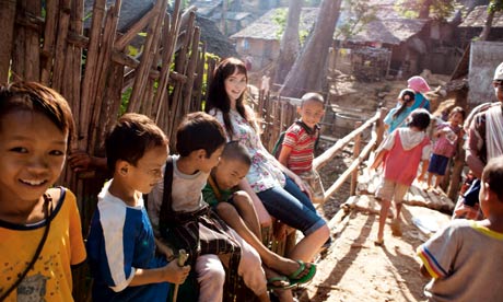 lily-cole-with-refugees-007