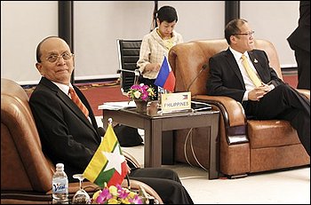 ေနျပည္ေတာ္တြင္ ဇာတ္တူသား စား(Dog Eat Dog)ေနသည္ ဆိုသည့္ သတင္းမ်ားေၾကာင့္ ဟႏြိဳင္းေရာက္ သိန္းစိန္ႀကီးမွာ လည္း ေနာက္ဆံတင္းေနရသည္