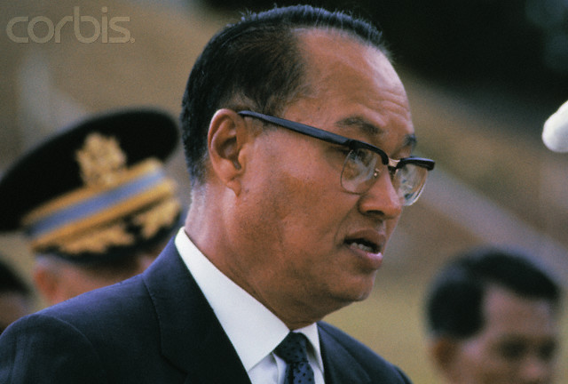 08 Sep 1966, Alington, Virginia, USA --- အေမရိကန္ ႏိုင္ငံ ၁၁ ရက္ၾကာခရီးစဥ္ တြင္ ျမန္မာ့ ဆိုရွယ္လစ္ လမ္းစဥ္ပါတီ ဥကၠဌ ႏွင့္ အာဏာရွင္ ျဖစ္သူ ဦးေန၀င္း က်ဆံုးေလၿပီး ေသာ အေမရိကန္ စစ္သားမ်ား ျမဳပ္ႏွံရာ အာလင္တန္သုႆန္တြင္ အေလးျပဳေနစဥ္ Image by © Bettmann/CORBIS
