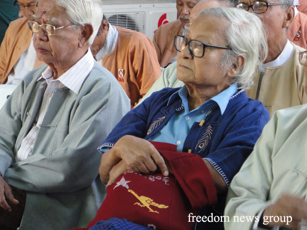 သခင္သိန္းေဖ ေနအိမ္တြင္ က်င္းပသည့္ အမ်ိဳးသား ေအာင္ပြဲေန ့အခမ္းအနား သို ့တက္ေရာက္ လာသည့္ သတင္းစာဆရာ ၊ အမ်ိဳးသား ႏိုင္ငံေရး ရင္ၾကားေစ့ေပးသူ ဦး၀င္းတင္