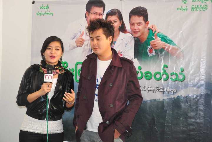 လြတ္လပ္ေရး ေန ့ကို အမွတ္ ရေစေသာအားျဖင့္ လြတ္လပ္ေရး ေန ့တြင္ မဂၤလာ ေဆာင္မႈ၊ မဂၤလာ အခမ္းအနား ကို "စိန္စီေသာည" ႀကီးက်ယ္စြာ လုပ္မႈမ်ားေၾကာင့္ အိျႏၵာေက်ာ္ဇင္ မွာ ဆုမရွိ ခဲ့ဟု အင္တာနက္ လူငယ္ ကြန္ယက္ ဖိုရမ္တြင္ ေဖာ္ျပထား သည္။ ပံုတြင္ ႀကိဳးၾကာ ေတာင္ပံခတ္သံ ဇာတ္ကားမွ သရုပ္ေဆာင္ ႏွစ္ဦး ကို ေတြ ့ရစဥ္