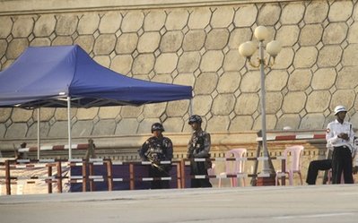 လႊတ္ေတာ္တြင္း ၀င္ေရာက္မည့္ ကိုယ္စားလွယ္ေလာင္းမ်ား အား တားျမစ္ပစၥည္း မ်ား မယူရန္ ရွာေဖြစစ္ေဆး သည့္ ေနရာ (AP Photo/Khin Maung Win)