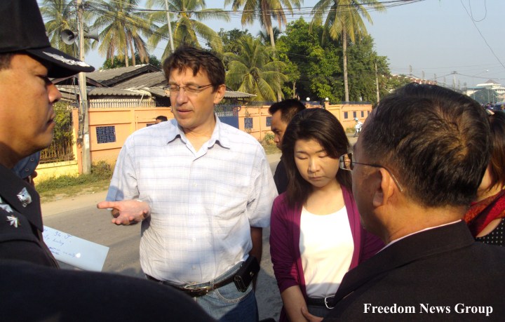 ကုလ UNHCR ရံုးမွ ဌာေနကိုယ္စားလွယ္ ႏွင့္ မဲေဆာက္ၿမိဳ ့ပိုင္