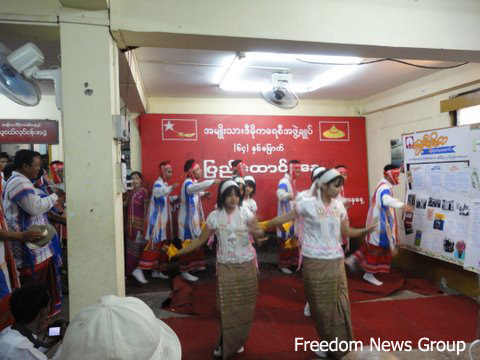 ျပည္ေထာင္စုေန ့အခမ္းအနား တြင္ တိုင္းရင္းသား ရိုးရာ အက ျဖင့္ ကရင္ တိုင္ရင္းသူမ်ား ကျပေဖ်ာ္ေျဖေနစဥ္
