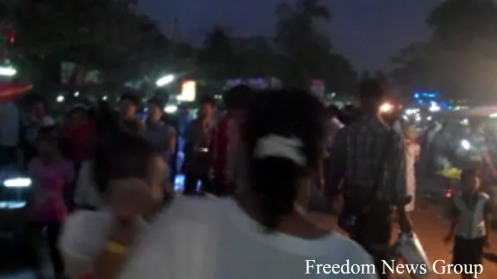 အျပစ္ မဲ့ အရပ္ သား တစ္ဦး ကို လက္ထိပ္ ခတ္ ၿပီး ရဲ တပ္ ဖြဲ ့၀င္ ႏွစ္ဦး က ရိုက္ႏွက္ ေသာေၾကာင့္ သာယာ၀တီ၊ျပည္ ႏွင့္ လက္ပံတန္း ၿမိဳ ့မ်ား တြင္ ျပည္သူမ်ား က ေဒါသ အမ်က္ ေခ်ာင္းေခ်ာင္း ထြက္ ေန ၾကသည္။ ပံုတြင္ ေတြ ့ရသည္ မွာ လက္ပံတန္း ၿမိဳ ့မိုးေကာင္း ဘုရား ပြဲ ေတာ္ ပံု ျဖစ္သည္။
