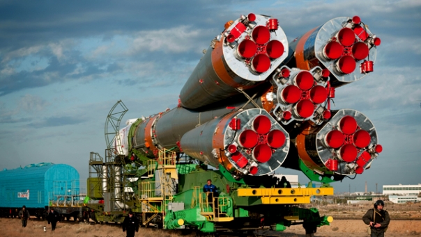 Soyuz TMA-21 ဒံုးကို အာကာသထဲ ပစ္လႊတ္ ရန္ အတြက္ သယ္ေဆာင္ လာစဥ္