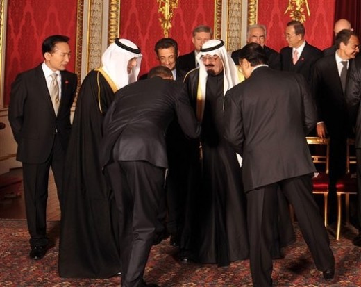 ေဆာ္ဒီဘုရင္အဗၺဒူလာအားဦးညႊတ္အ႐ုိအေသေပးေနေသာအိုဘားမား