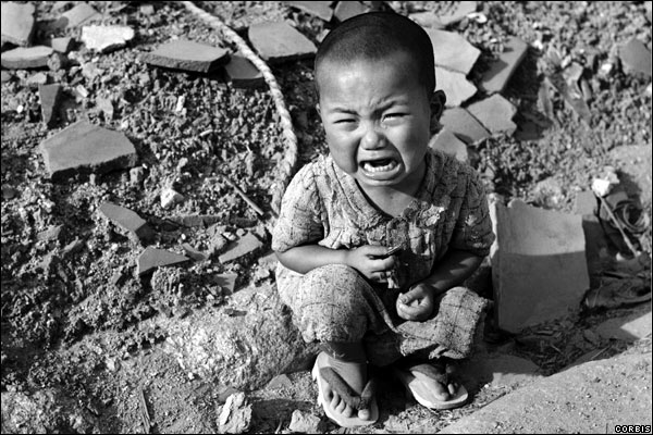 ဂ်ပန္ ဖက္ဆစ္ အစိုးရ ၏ အႀကီးဆံုး စစ္ဌာနခ်ဳပ္ ရွိ သည့္ ဟီရိုးရွီးမား ၿမိဳ ့အဏုျမဳဗံုး ႀကဲခ်ၿပီးေနာက္ မိသားစု ၀င္ အားလံုး ဆံုး ရႈံး သြား၍ ငိုေၾကြး ေန ေသာ ကေလး ငယ္တစ္ဦးကို ဓာတ္ပံု ဆရာ တစ္ဦး က မွတ္တမ္း တင္ထားစဥ္ ယခု ထို ကေလး ငယ္ ၏ မူရင္း ဓာတ္ပံု ကို ဘီလ္ဂိတ္ က ပိုင္ ဆိုင္သည္။