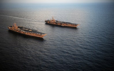 USS Abraham Lincoln (CVN 72) ႏွင့္ USS John Stennis (CVN 74) တို႔အား အာေရးဘီးယန္းပင္လယ္အတြင္း၌ေတြ႔ရစဥ္