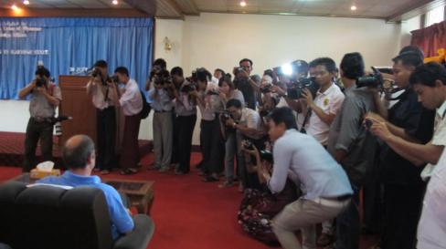ရခိုင္ျပည္နယ္အေရး သတင္းထုတ္ျပန္၊ ႏိုင္ငံျခားေရး၀န္ႀကီးရံုး၊ ရန္ကုန္၊ ဇူလိုင္ ၃၀ ရက္ မြန္းလြဲ၊ ၁ နာရီ Photo By Ye Linn Htut ရခိုင္ျပည္နယ္အေရး သတင္းထုတ္ျပန္၊ ႏိုင္ငံျခားေရး၀န္ႀကီးရံုး၊ ရန္ကုန္၊ ဇူလိုင္ ၃၀ ရက္ မြန္းလြဲ၊ ၁ နာရီ Photo By Ye Linn Htut
