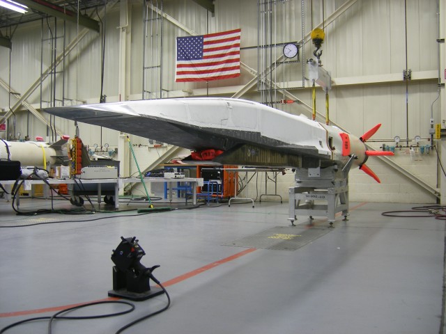 X-51A WaveRider  ကို B-52 တြင္ တပ္ ဆင္ ရန္ သယ္ေဆာင္လာစဥ္ 