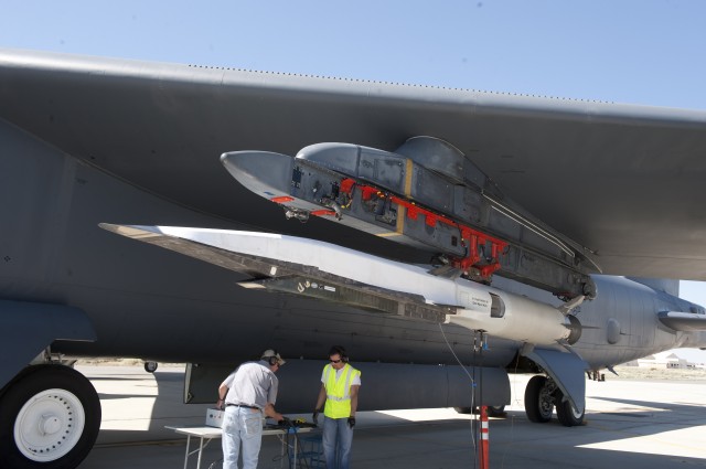 B-52 ေတာင္ပံ ေအာက္ တြင္ X-51A WaveRider  ကို  တပ္ ဆင္ အၿပီး ေတြ ့ရ စဥ္ 
