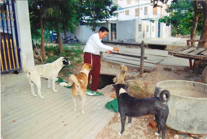 မံုရြာ ၿမိဳ ့ မွ လမ္းေဘး ေခြး မ်ား ကို အစာ ေကြ်းသူ ဂ်ပန္စကားေျပာသင္တန္းေက်ာင္းက ဆရာဦးခင္ေမာင္ဆန္း ဓာတ္ပံု - ေက်ာ္ေဇလတ္