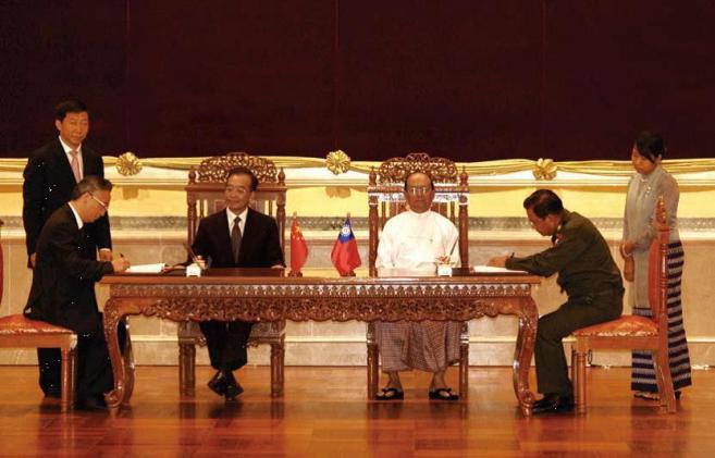 ဇြန္လ ၃၀ ရက္ ၂၀၁၀ ခုႏွစ္ တြင္ တရုတ္ ၀န္ႀကီးခ်ဳပ္ ၀မ္က်ားေပါင္ ျမန္မာ ႏိုင္ငံ လာေရာက္ စဥ္ ျမစ္ဆံုေရအားလွ်ပ္ စစ္ ၊ လက္ပံတန္းေတာင္ ေၾကးနီမိုင္း ႏွင့္ ရခိုင္ ေဒသမွ သဘာ၀ ဓာတ္ေငြ ့မ်ား စီမံကိန္း ရင္းႏွီးျမဳပ္ ႏွံ မႈ အတြက္ ၀န္ႀကီးခ်ဳပ္ ဗိုလ္ခ်ဳပ္ႀကီး သိန္းစိန္ မွ လက္မွတ္ ထိုးေနစဥ္ (Xinhua/Yao Dawei)