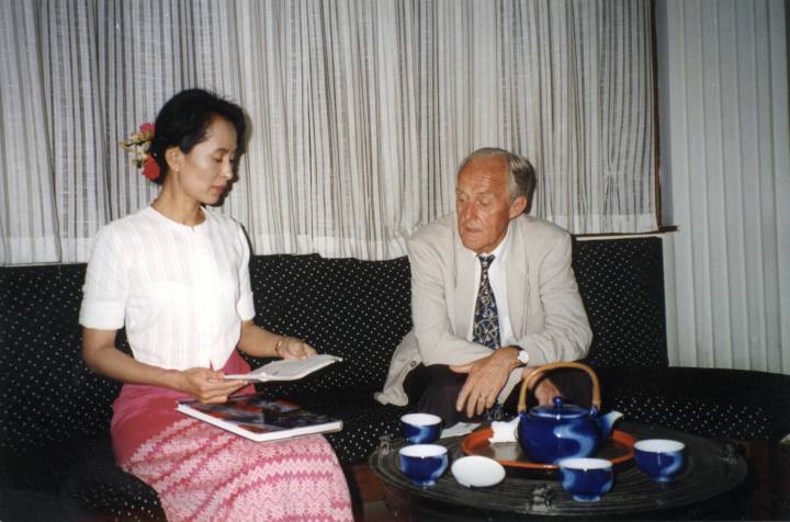 Edgardo_Boeninger_en_Myanmar_junto_a_Aung_San_Suu_Kyi