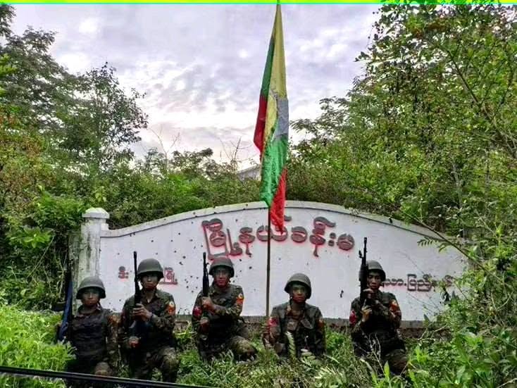 ၂၀၂၅ ခုနှစ် သြဂုတ်လ ၂၀ ရက်နေ့ တွင် ကယားပြည်နယ် ဒီမောဆို မြို့ ကို ပြန်လည် ထိမ်းချုပ် ပြီး နောက် တွင် တွေ့ ရသည့် မြန်မာ့ တပ်မတော် မှ တပ်ဖွဲ့ ဝင်များ